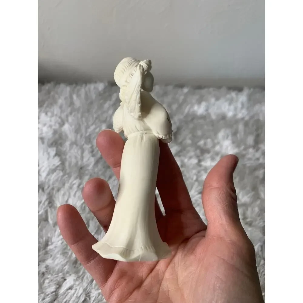 Vintage cream violinist
